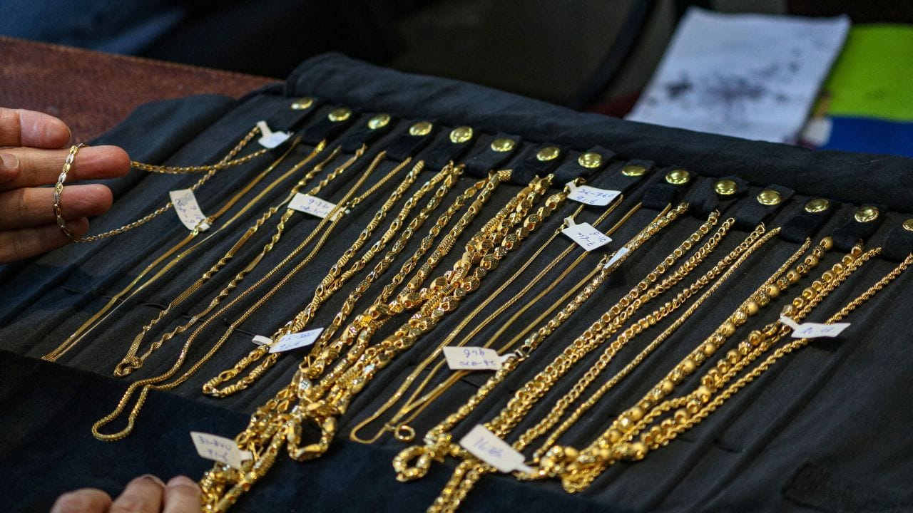 ২২ ক্যারেট সোনার দামও বেড়েছে। গতকাল ১০ গ্রামের দাম ছিল ১ লাখ ৩৬ হাজার ৫৫০ টাকা। আজ নতুন করে ১০ গ্রামের দাম বেড়েছে এক হাজার ৮০০ টাকা। শুক্রবার ২২ ক্যারেট ১০ গ্রাম সোনার দাম বেড়ে হয়েছে ১ লাখ ৩৮ হাজার ৩৫০ টাকা।