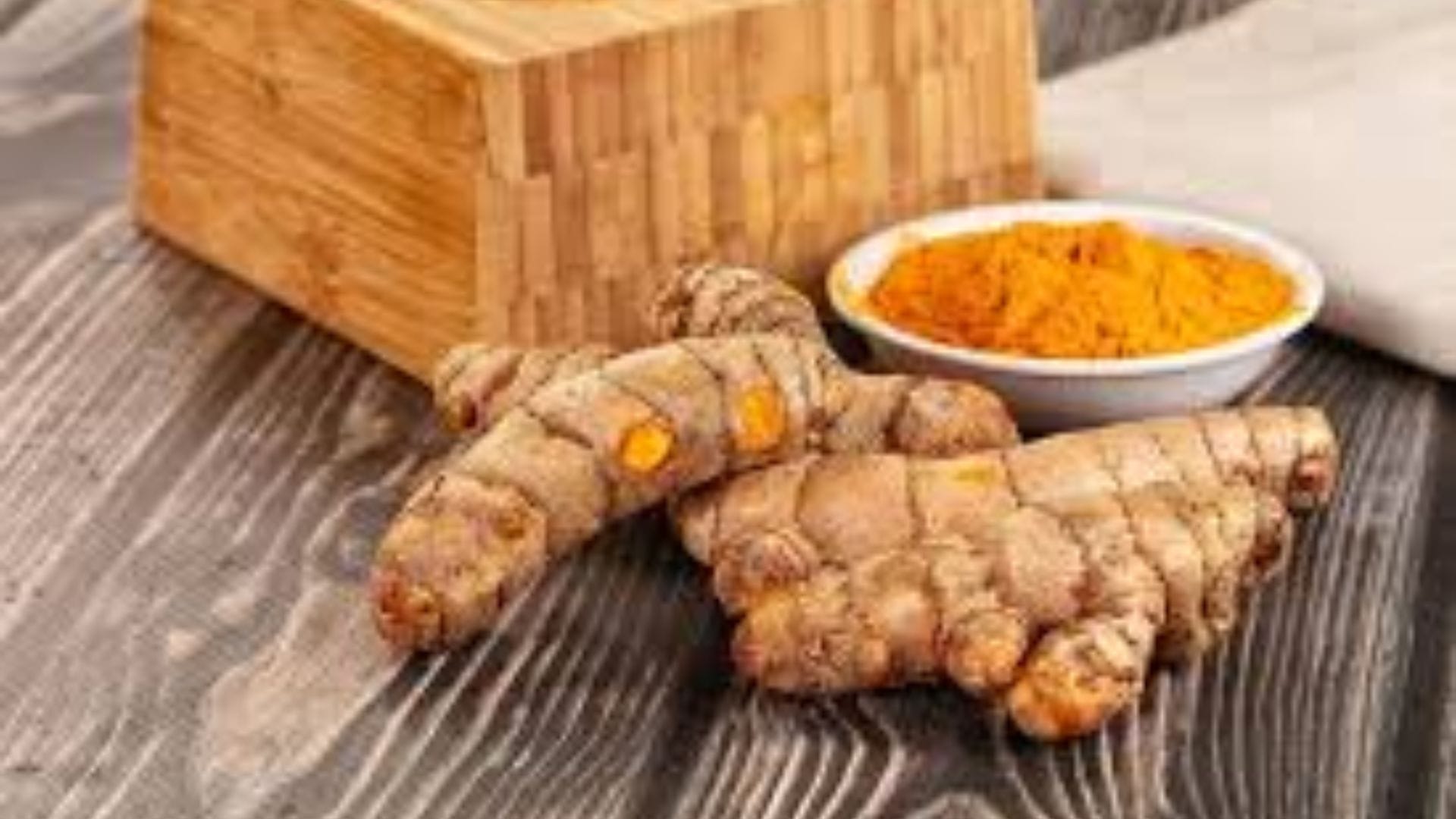  শরীরের ভেতরের প্রদাহ বা ইনফ্লামেশন কমাতে হলুদ ওষুধের মতো কাজ করে। বিশেষ করে বাতের ব্যথা বা পেশির যন্ত্রণা উপশমে দুধ-হলুদ বা কাঁচা হলুদ দারুণ উপকারী।