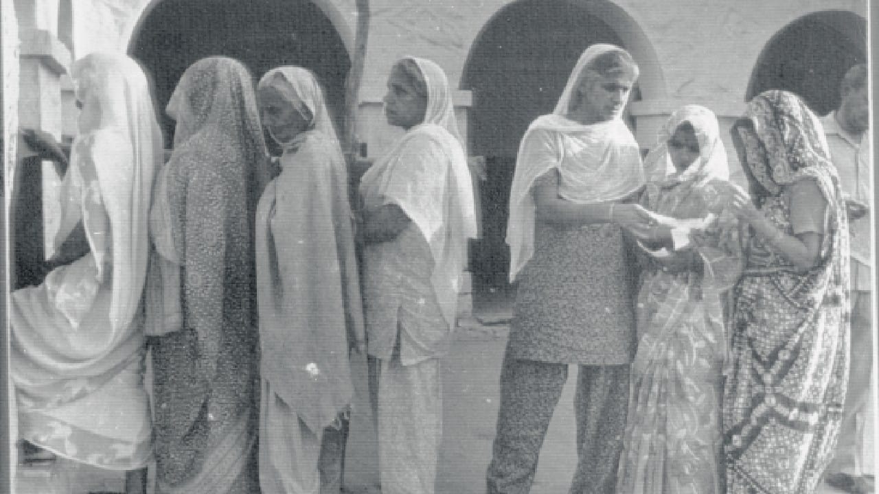 অশিক্ষা আর যোগাযোগ ব্যবস্থার অভাব সত্ত্বেও ভারত বুঝিয়ে দিয়েছিল যে, মানুষের ইচ্ছাশক্তি থাকলে গণতন্ত্র সফল করা সম্ভব। ভারতের সেই প্রথম নির্বাচন বিশ্বজুড়ে প্রশংসা কুড়িয়েছিল। আজও ভারতের নির্বাচন ব্যবস্থাকে সারা পৃথিবী সম্মান করে।