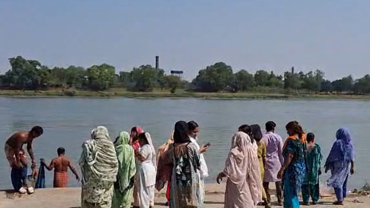 Chandannagar drowning incident: গঙ্গায় স্নান করতে গিয়ে তলিয়ে গেল ২ জন, দেহ উদ্ধার ১ জনের Chandannagar drowning incident: গঙ্গায় স্নান করতে গিয়ে তলিয়ে গেল ২ জন, দেহ উদ্ধার ১ জনের