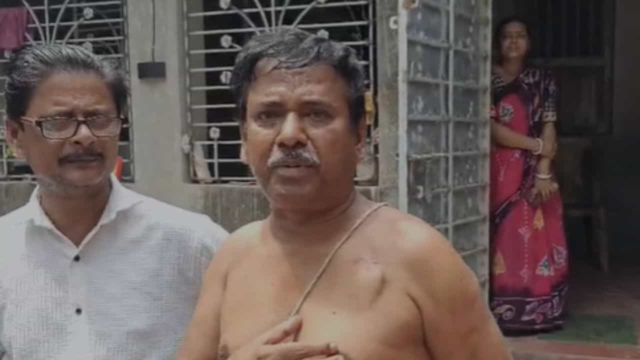 Tarakeswar News: তারকেশ্বরে লাঠিচার্জ, জমায়েত দেখলেই অ্যাকশনে বাহিনী Tarakeswar News: তারকেশ্বরে লাঠিচার্জ, জমায়েত দেখলেই অ্যাকশনে বাহিনী