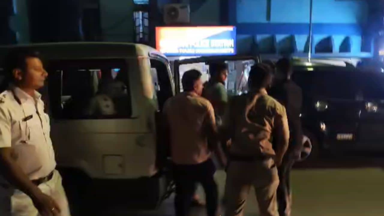 Howrah: একসঙ্গে বসে খাওয়াদাওয়ার মাঝেই রেস্তোরাঁতে চলল গুলি! তপ্ত হাওড়া