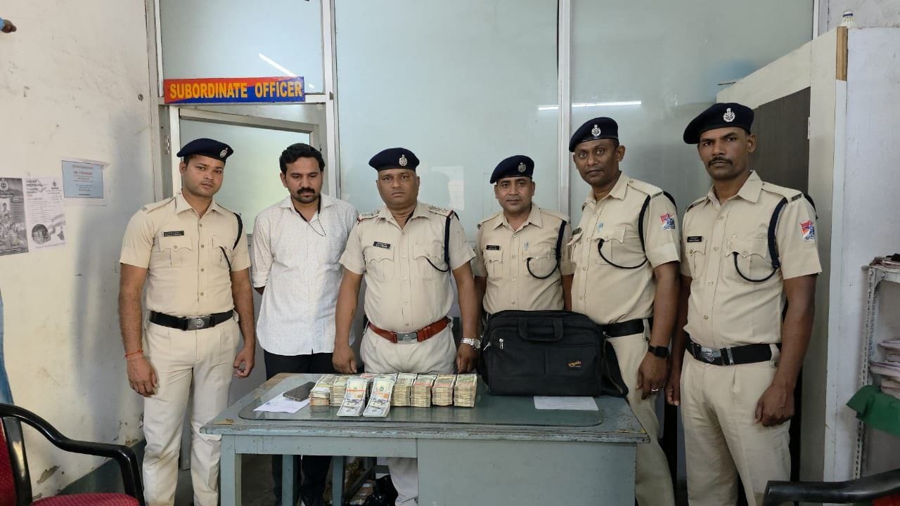 Howrah station Cash Seizure RPF: ভোটের মুখে আরপিএফ-এর বড় সাফল্য, হাওড়া স্টেশন থেকে ৭২ লাখ সমেত পাওড়াও দুই! রয়েছে ডলারও Howrah station Cash Seizure RPF: ভোটের মুখে আরপিএফ-এর বড় সাফল্য, হাওড়া স্টেশন থেকে ৭২ লাখ সমেত পাওড়াও দুই! রয়েছে ডলারও
