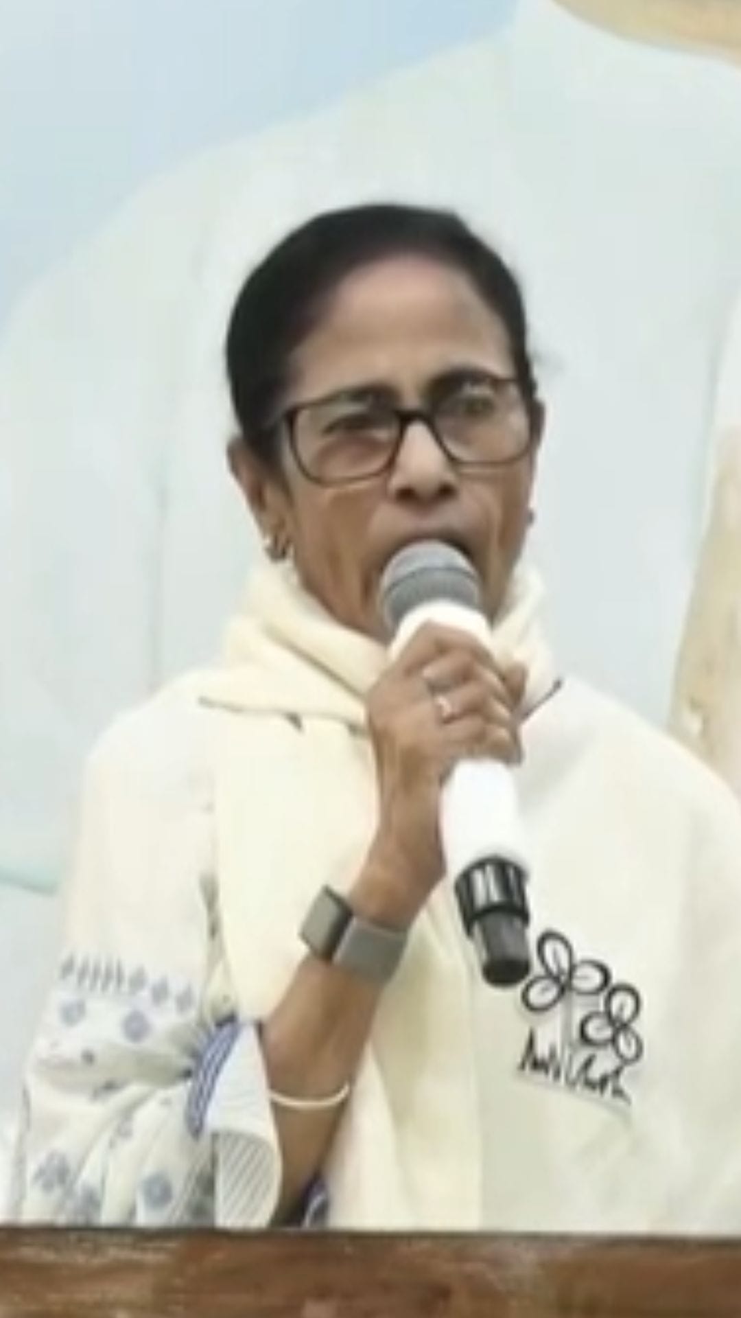 সভা চলাকালীন হঠাৎই মাঝপথে থামলেন, বেরিয়ে গেলেন মমতা!