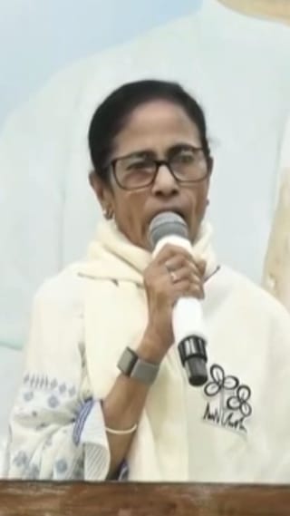 সভা চলাকালীন হঠাৎই মাঝপথে থামলেন, বেরিয়ে গেলেন মমতা!