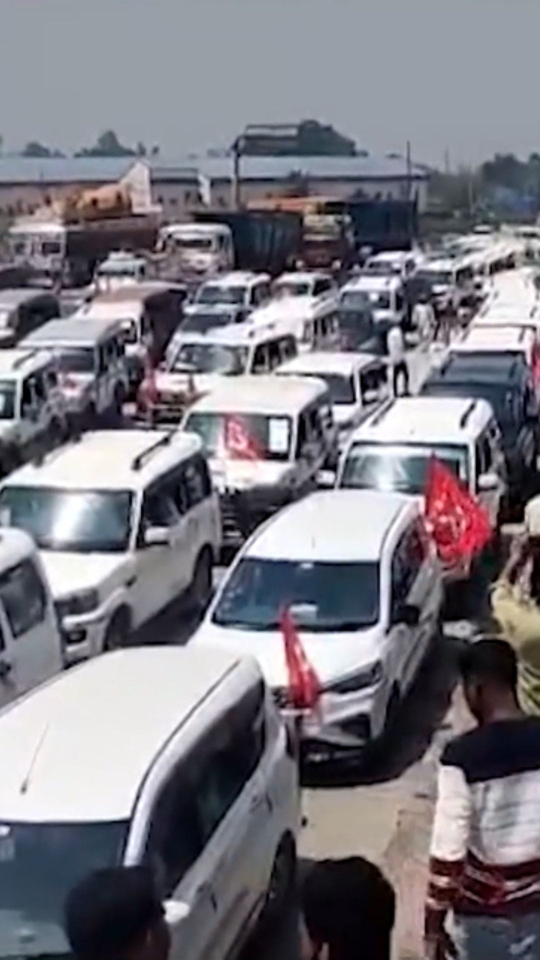 মনোনয়নে শয়ে শয়ে গাড়ি, কটাক্ষ তৃণমূল-বিজেপির