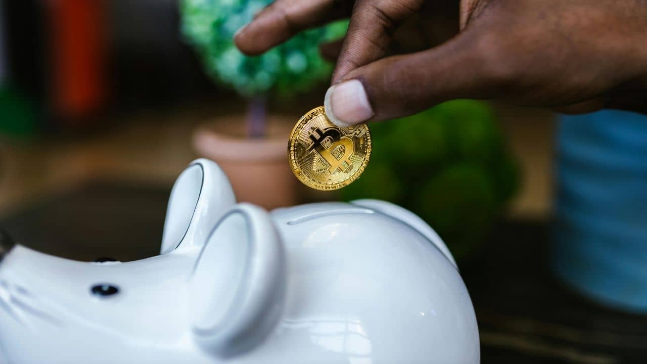 Fixed Deposit নাকি Senior Citizen Saving Scheme- কোথায় টাকা রাখলে বেশি লাভ হবে?