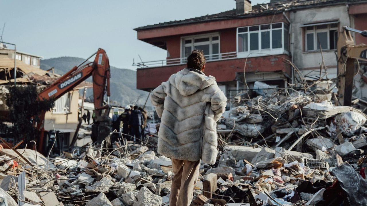 জাপান এমনিতেই ভূমিকম্পন প্রবণ এলাকা। প্রায়ই ভূমিকম্পে কেঁপে ওঠে এই দেশ। তবে,২০১১ সালের ভয়াবহ ভূমিকম্প ও সুনামির স্মৃতি এখনও তাজা। ওই ঘটনায়  ১৮ হাজারের বেশি মানুষের মৃত্যু হয়েছিল। 