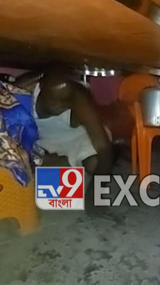 খাটের তলায় সিকান্দার! গেঞ্জি ধরে বের করল পুলিশ…