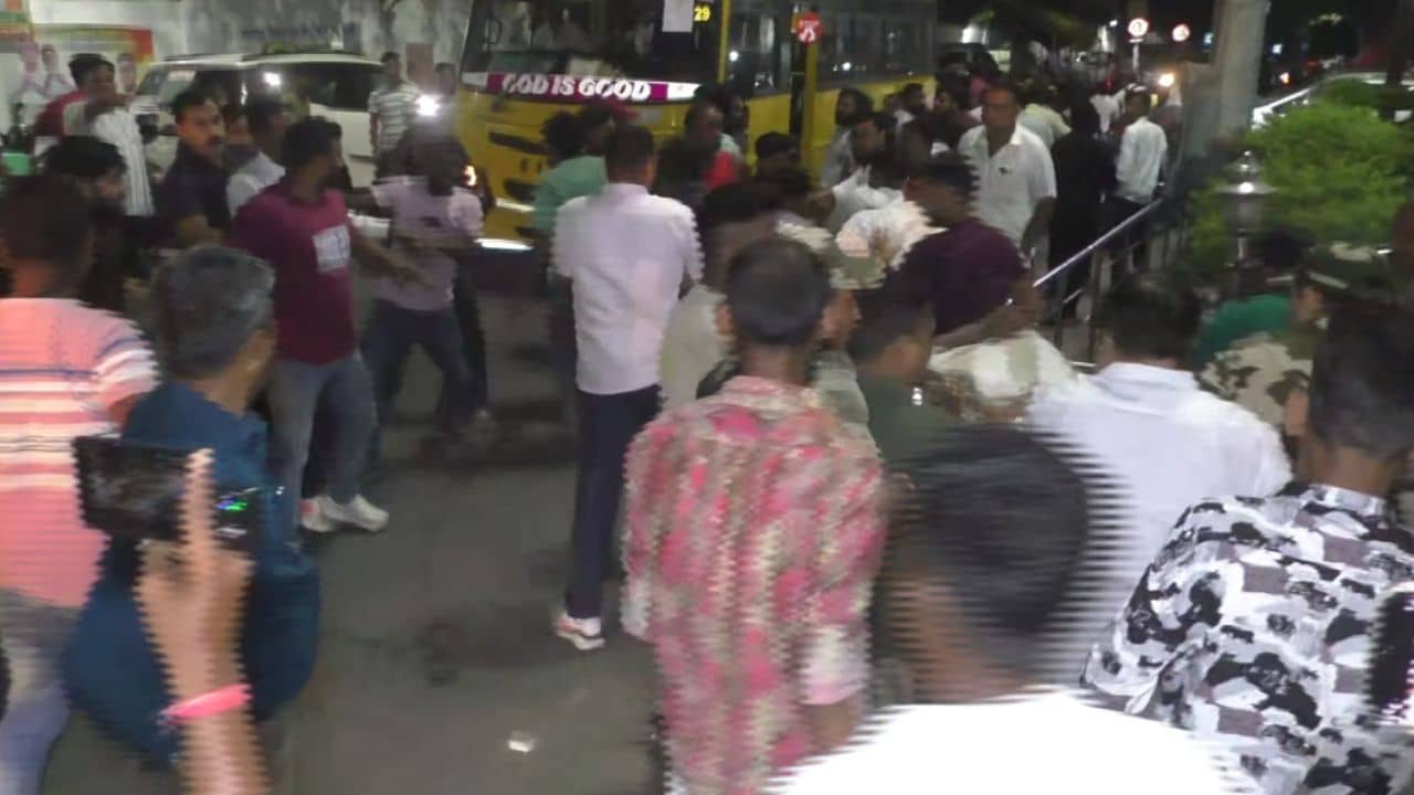 TMC-BJP Clash: পবন সিংয়ের নিরাপত্তা রক্ষীকে লক্ষ্য করে গুলি, থানার সামনেই তৃণমূল-বিজেপির সংঘর্ষ, গ্রেফতার TMC কাউন্সিলর-সহ ৪, উত্তপ্ত জগদ্দল