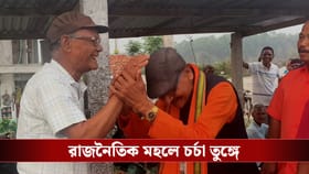 বিজেপি প্রার্থীর মাথায় তৃণমূলের দাপুটে নেতার হাত, নিছক সৌজন্য?