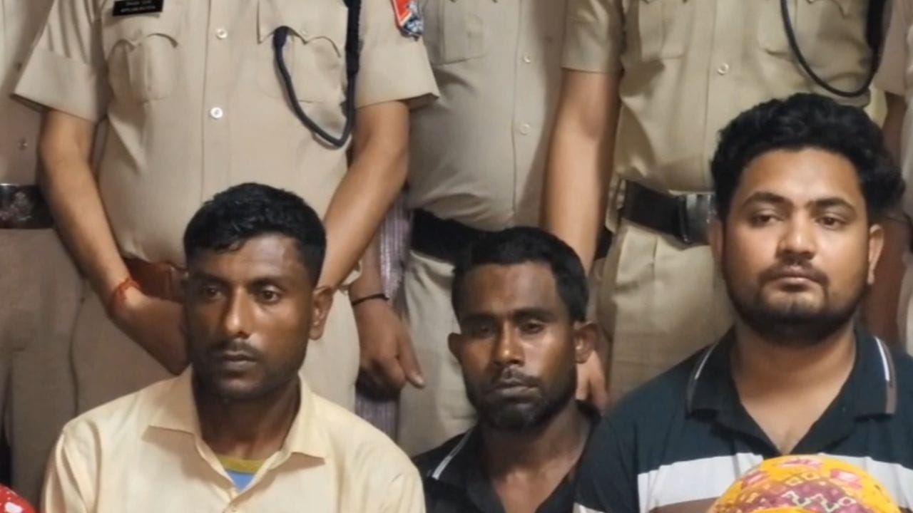 Bangladeshi arrested Jalpaiguri: ভোটের মুখে আবারও বঙ্গে বাংলাদেশি গ্রেফতার, চরমে রাজনৈতিক চাপানউতোর