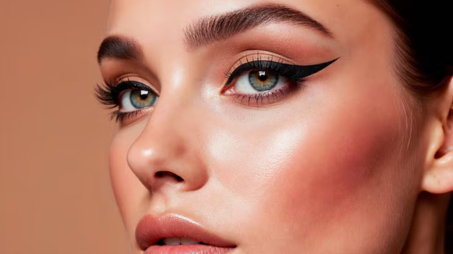 কাজল পরার পর একটি সরু ব্রাশ দিয়ে কাজলের ঠিক নিচে হালকা ট্রান্সলুসেন্ট পাউডার বা কম্প্যাক্ট পাউডার বুলিয়ে নিন। এতে তেলতেলে ভাব কমে যায় এবং কাজল ছড়ায় না।