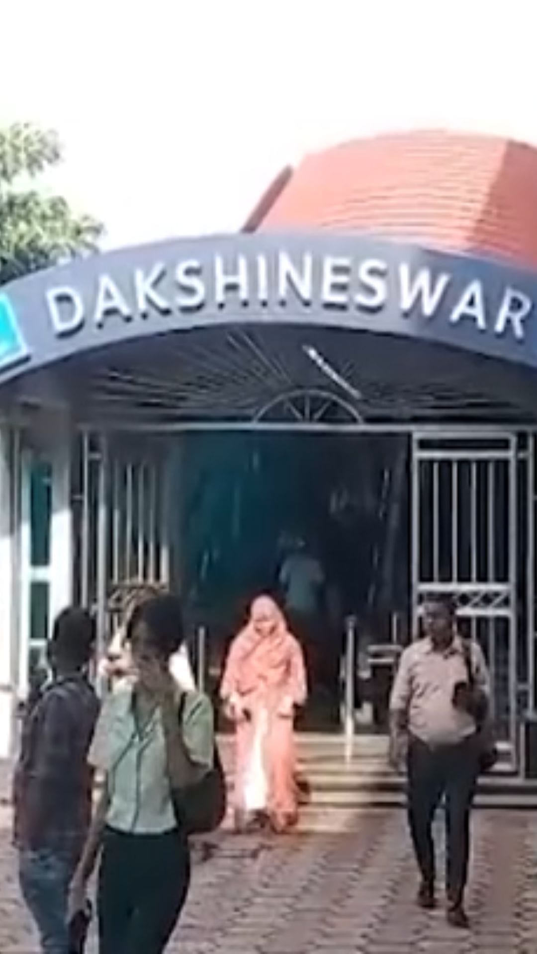 ফের মেট্রোয় আত্মহত্যার চেষ্টা, সপ্তাহের শুরুতেই মেট্রো-বিভ্রাট