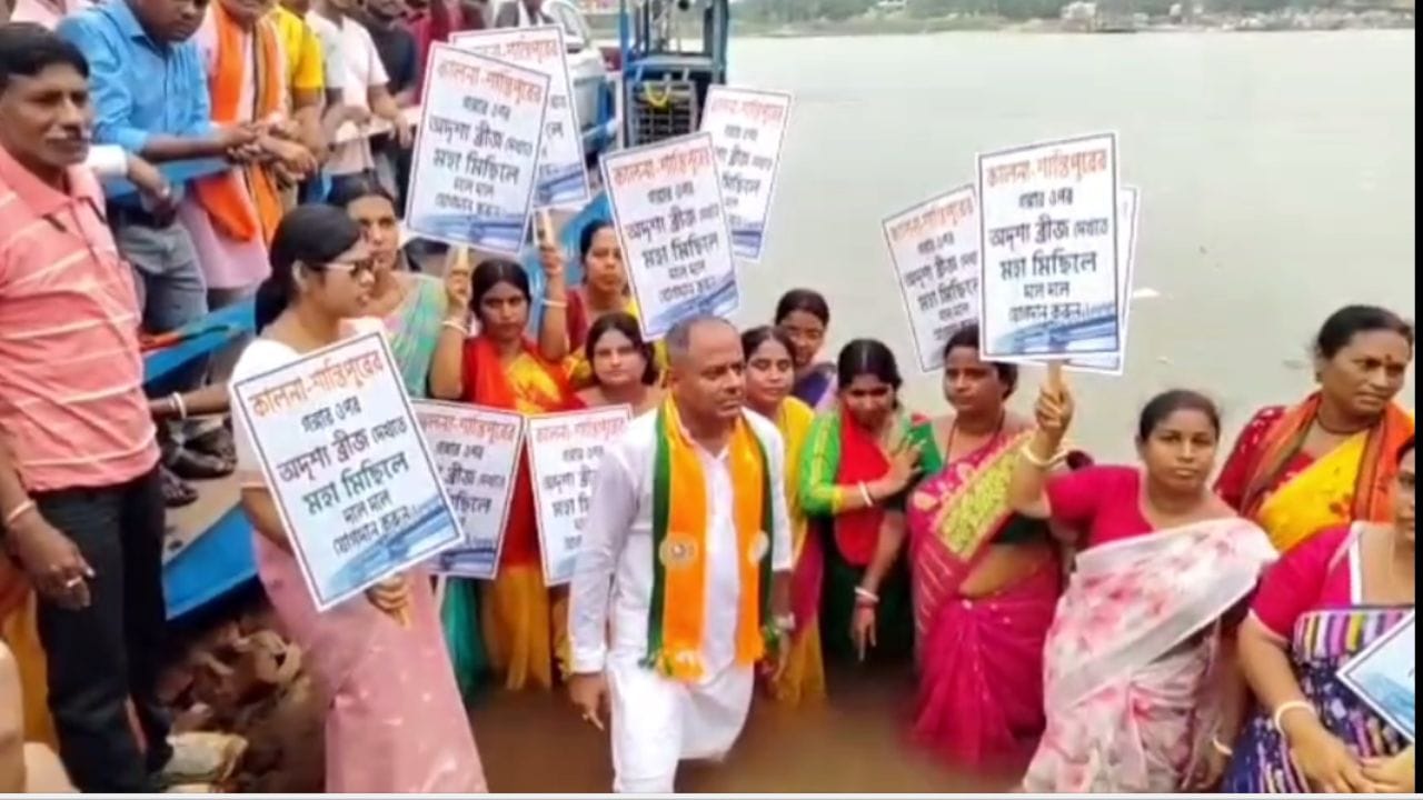 Kalna Bridge: কোথায় ব্রিজ? জলে নামলেন বিজেপির লোকজন, খুঁজলেন ব্রিজের টাকা