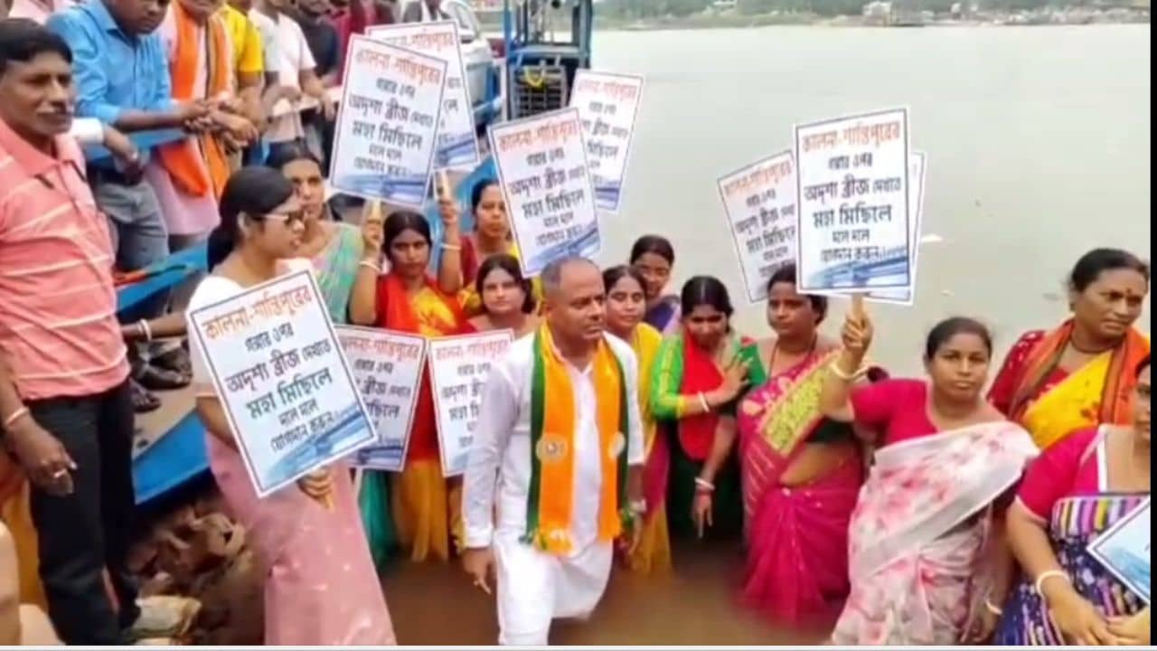 Kalna Bridge: কোথায় ব্রিজ? জলে নামলেন বিজেপির লোকজন, খুঁজলেন ব্রিজের টাকা