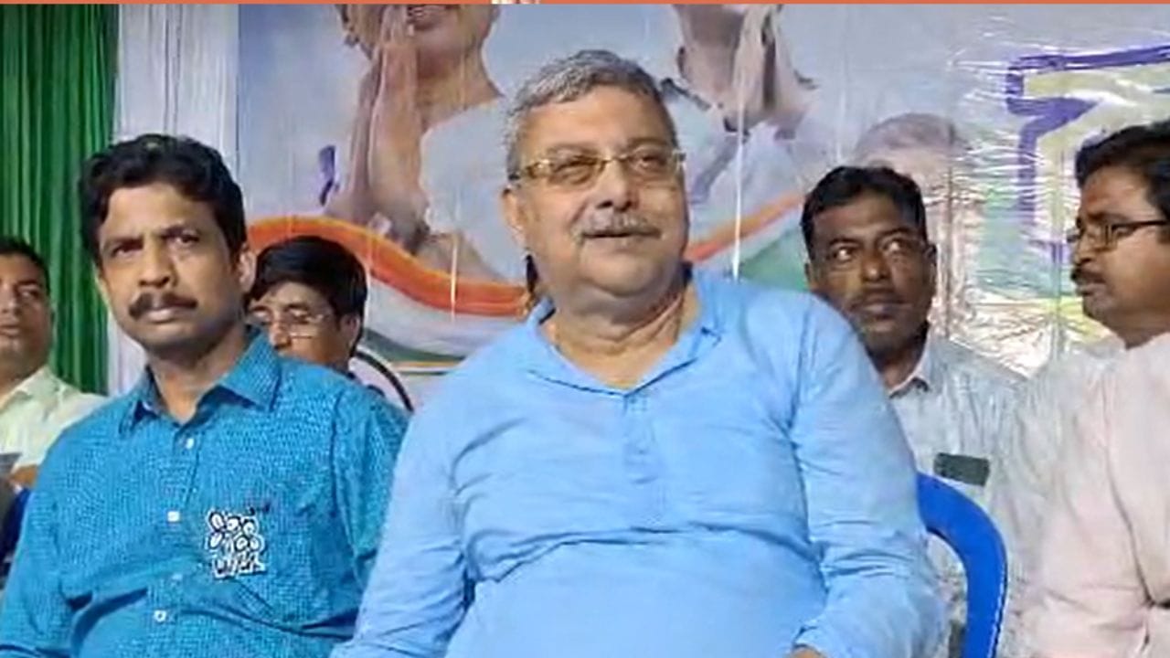 Kalyan Banerjee reaction: 'আসলে অবাঙালি তো, ভাষা বোঝেননি', কমিশনের কাছে নালিশ যেতেই নিজের পক্ষে কোন সওয়াল কল্যাণের? Kalyan Banerjee reaction: 'আসলে অবাঙালি তো, ভাষা বোঝেননি', কমিশনের কাছে নালিশ যেতেই নিজের পক্ষে কোন সওয়াল কল্যাণের?