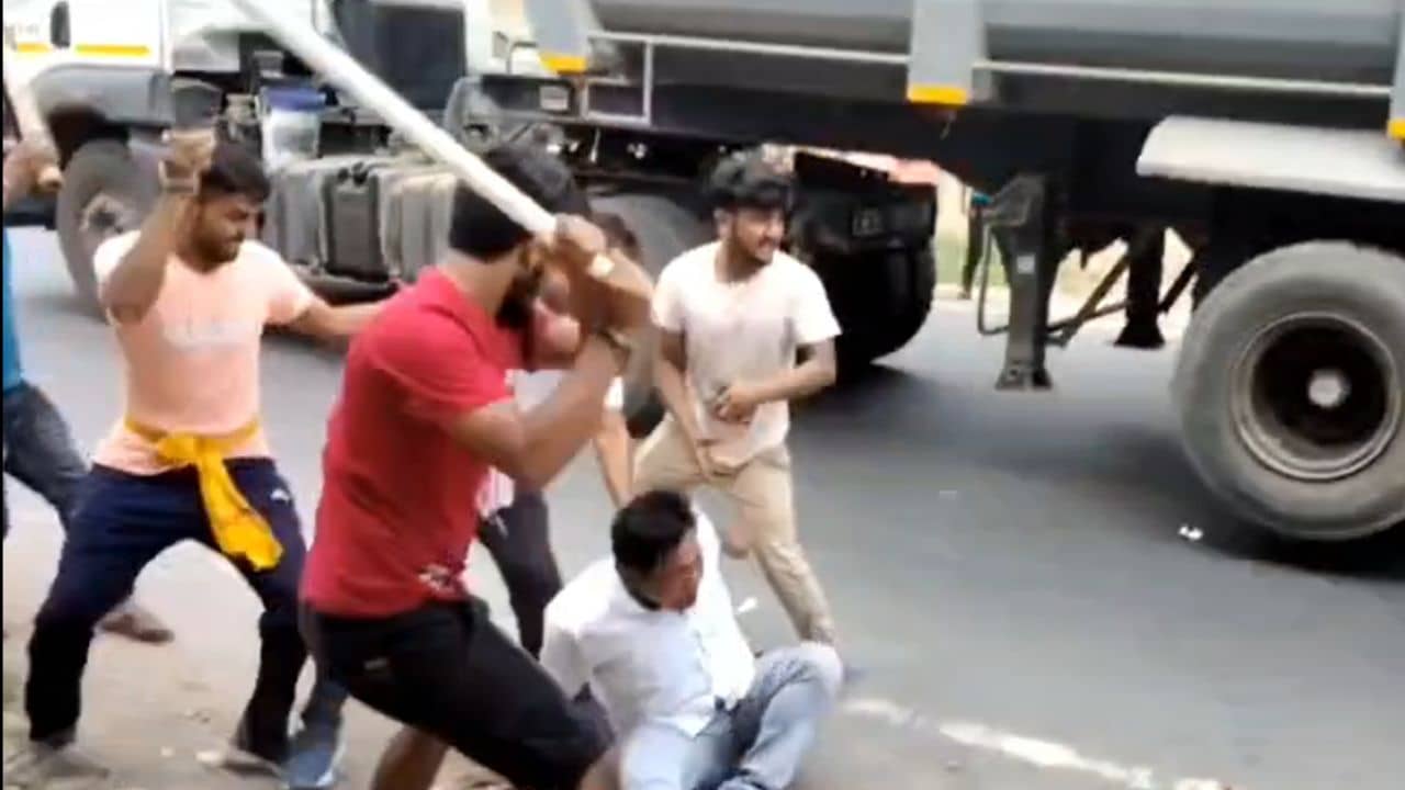 TMC office attack: রাস্তায় ফেলে TMC কর্মীকে বাঁশপেটা! ভোটের ২ দিন আগে রণক্ষেত্র সমুদ্রগড়