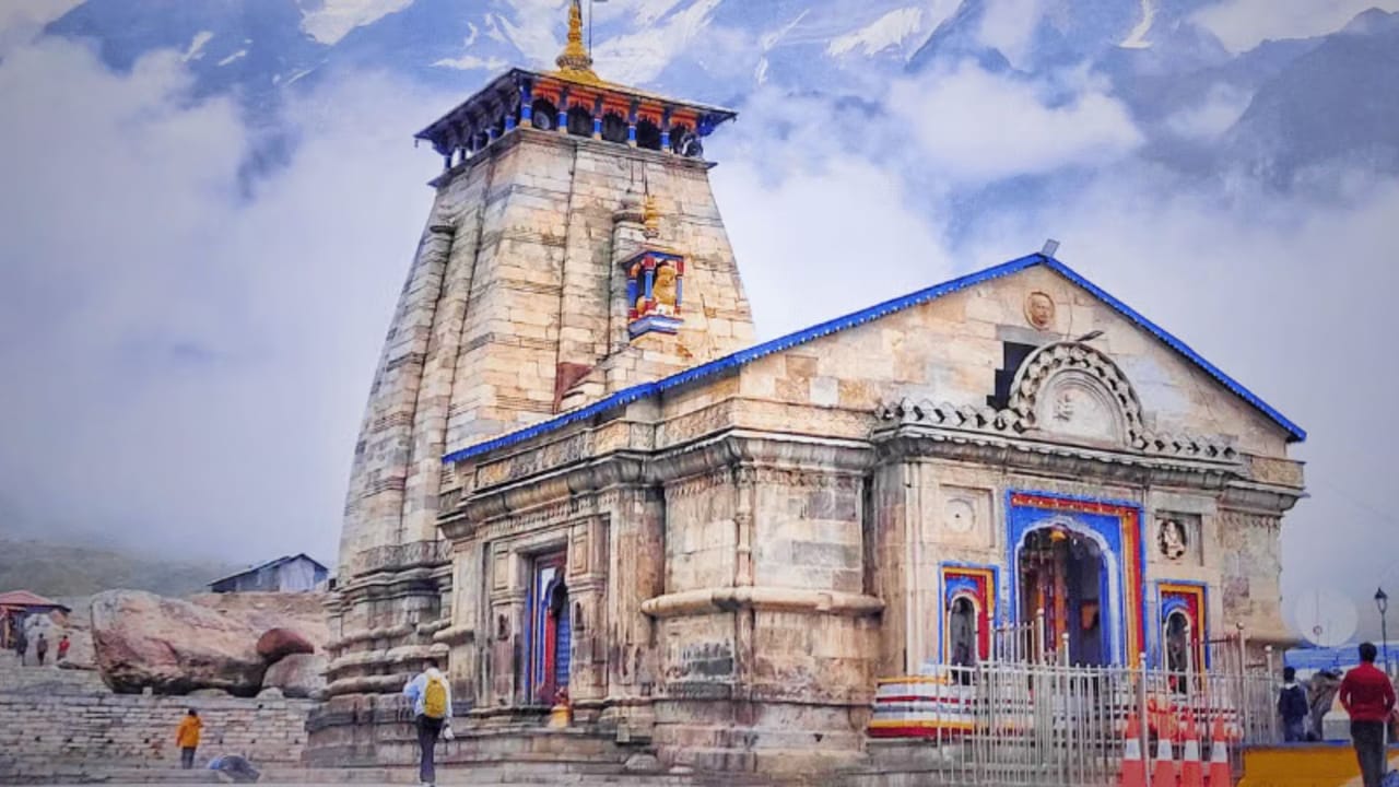 ট্রেক শুরু করার অন্তত এক মাস আগে থেকে নিয়মিত হাঁটা এবং প্রাণায়াম বা ব্রিদিং এক্সারসাইজ শুরু করুন। কেদারনাথের উচ্চতায় অক্সিজেনের মাত্রা কম থাকে, তাই ফুসফুসের ক্ষমতা বাড়ানো জরুরি।