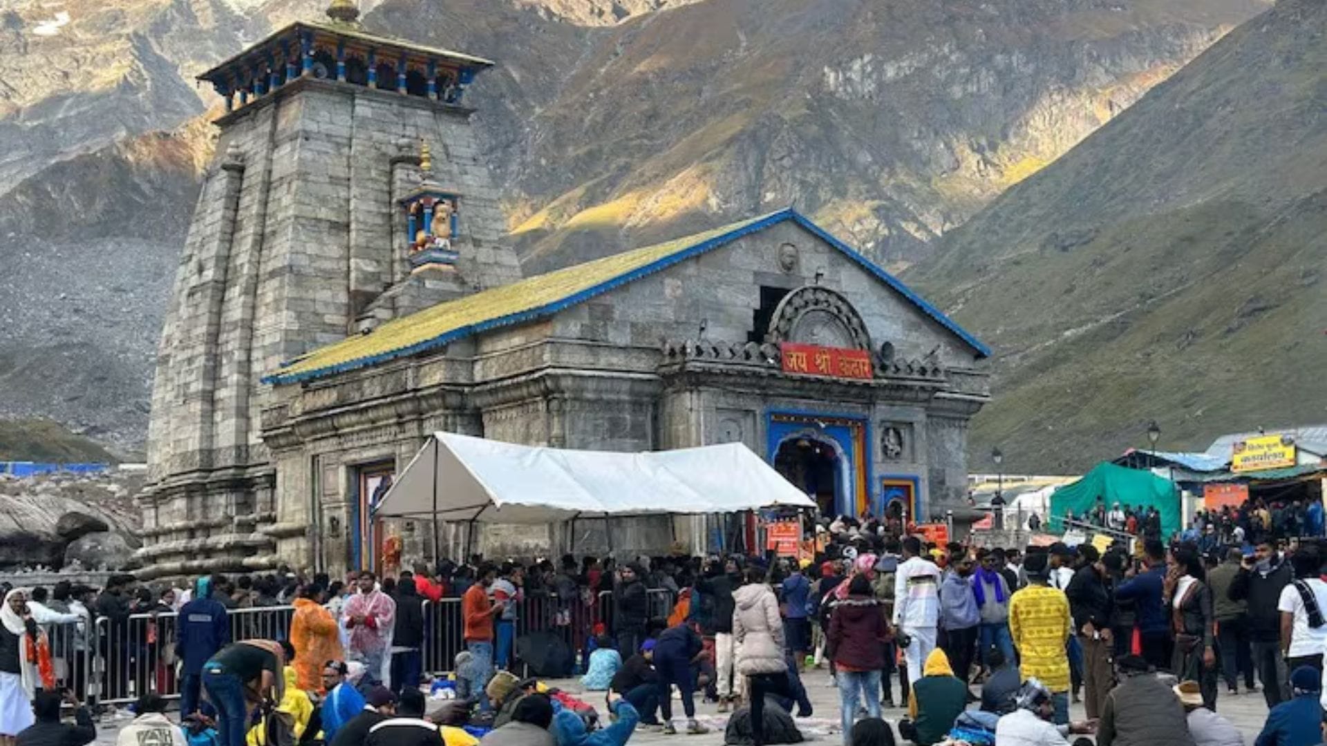 যাত্রা শুরুর আগে অবশ্যই ডাক্তারের পরামর্শ নিন। বিশেষ করে যাদের হৃদরোগ বা শ্বাসকষ্টের সমস্যা আছে, তাদের জন্য এই উচ্চতায় যাওয়া ঝুঁকিপূর্ণ হতে পারে। প্রয়োজনে ফিটনেস সার্টিফিকেট সঙ্গে রাখুন।