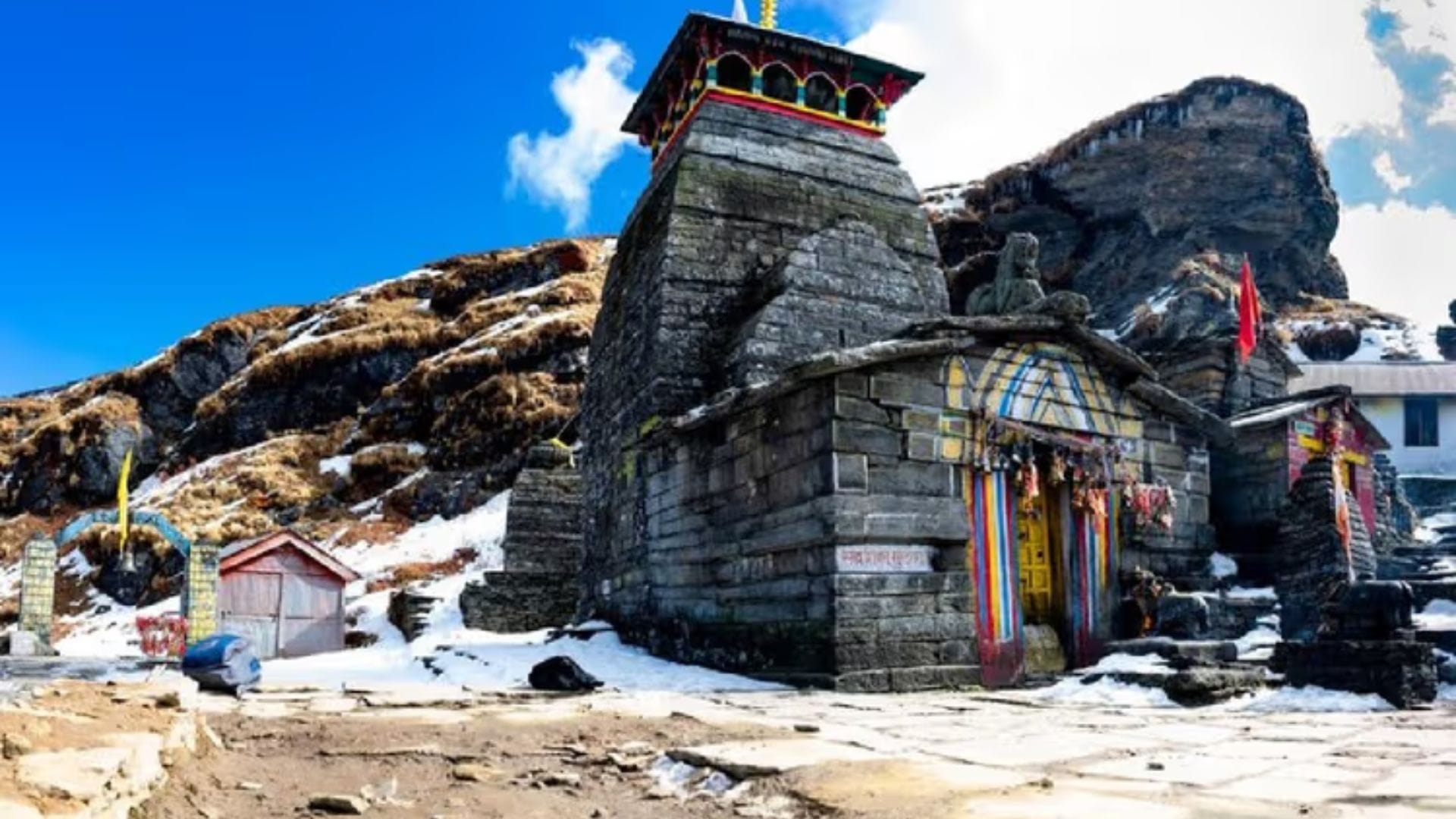 কেদারনাথের আবহাওয়া অনিশ্চিত। তাই সাথে অবশ্যই থার্মাল ইনার, ওয়াটারপ্রুফ জ্যাকেট এবং রেইনকোট রাখুন। ভারী জিন্সের বদলে হালকা ও আরামদায়ক ট্র্যাকিং প্যান্ট পরা ভালো।