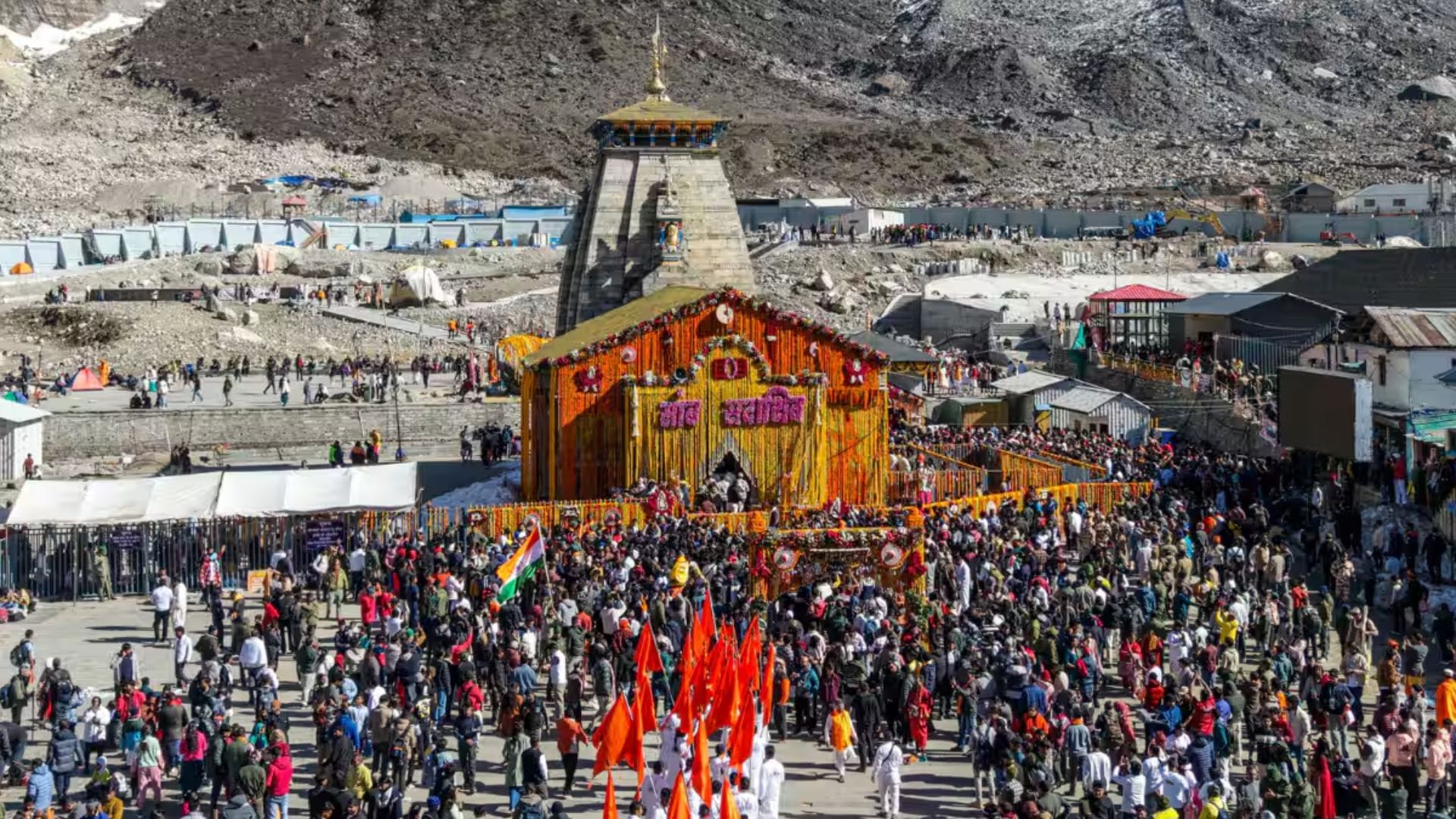 উত্তরাখণ্ড সরকারের পোর্টালে চারধাম যাত্রার জন্য বায়োমেট্রিক রেজিস্ট্রেশন করা বাধ্যতামূলক। এটি আপনার নিরাপত্তার জন্য জরুরি। যাত্রাপথে কোনো শর্টকাট রাস্তা ব্যবহার করবেন না এবং স্থানীয় প্রশাসনের নির্দেশ মেনে চলুন।