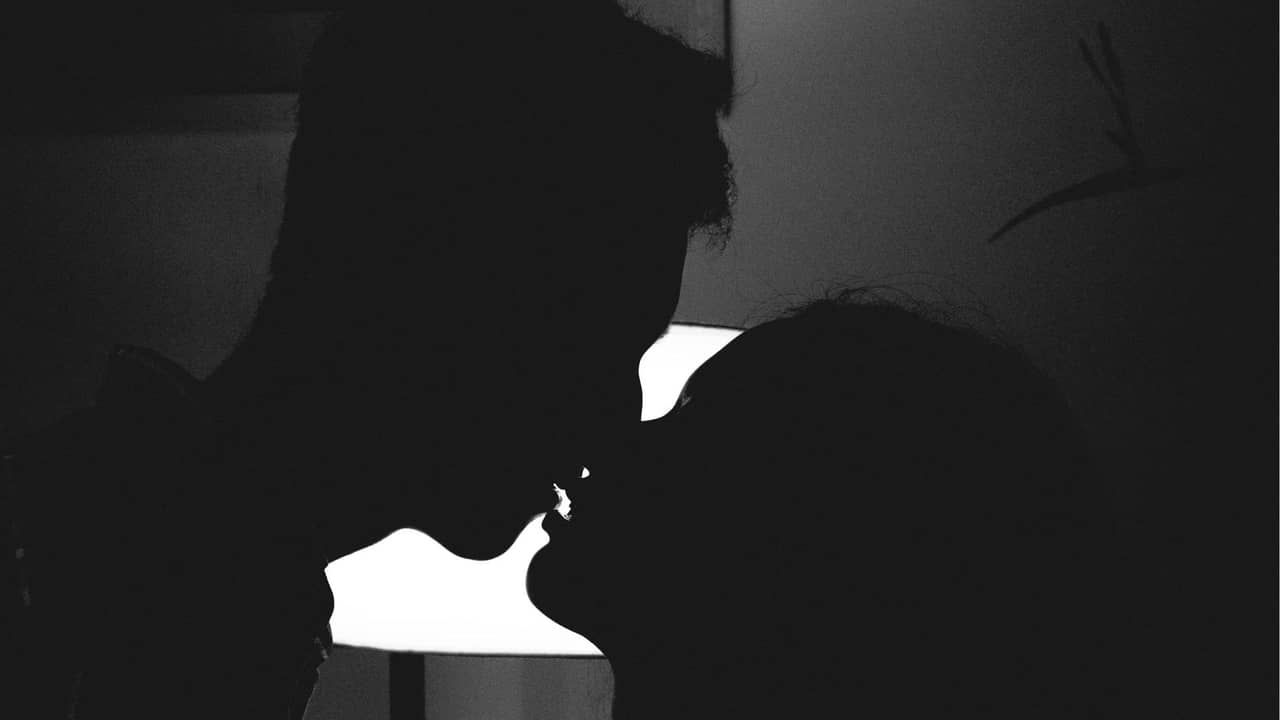 ছেলের নায়িকাকে চুমু বাবার, রাতবিরেতে বেসামাল হিরোইন! খবর গোপন রাখতে যা করলেন পরিচালক...