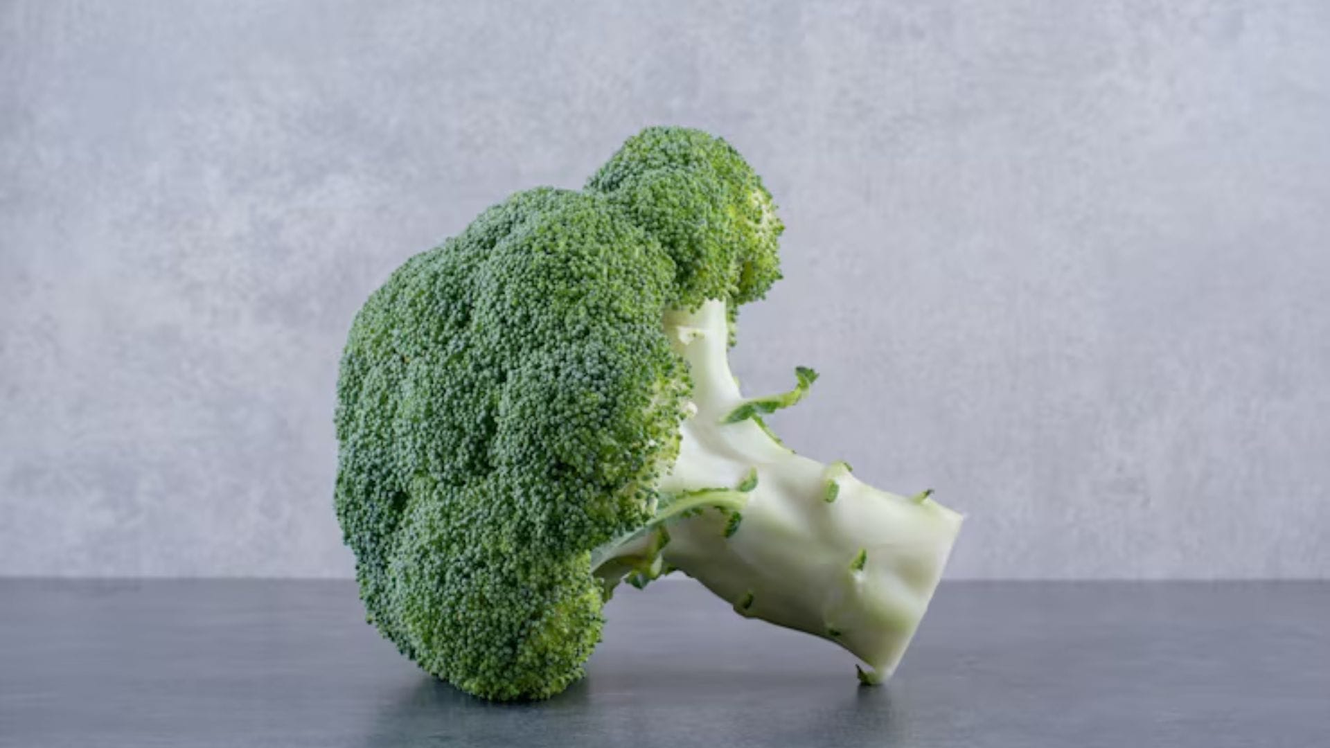 পুষ্টিগুণ বজায় রেখে ওজন কমাতে চাইলে ব্রোকোলি ৫-৬ মিনিট ভাপে (Steam) সিদ্ধ করে নিন। সামান্য লেবুর রস ও গোলমরিচ ছড়িয়ে এটি খেতে বেশ সুস্বাদু।