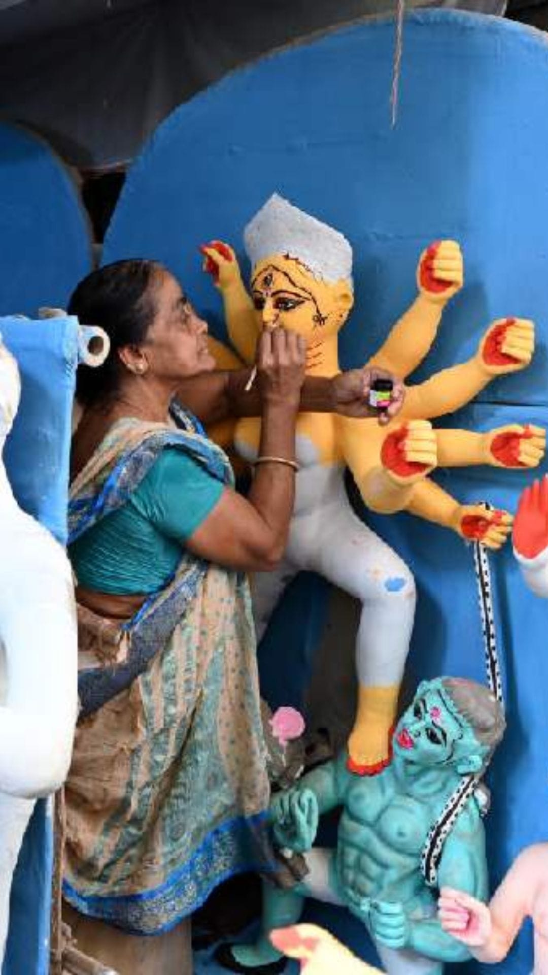 ভোটের আগে কী কী বিষয়কে প্রাধান্য দিচ্ছেন কুমোরটুলির মহিলা শিল্পীরা?