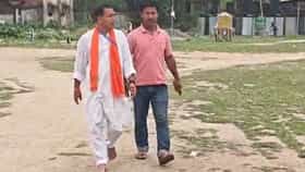 হঠাৎ খালি পায়ে হাঁটছেন কেন বিজেপি প্রার্থী?