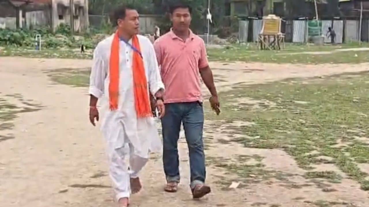 Tapas Chandra Roy Voting Kushmandi: হঠাৎ খালি পায়ে হাঁটছেন কেন বিজেপি প্রার্থী?