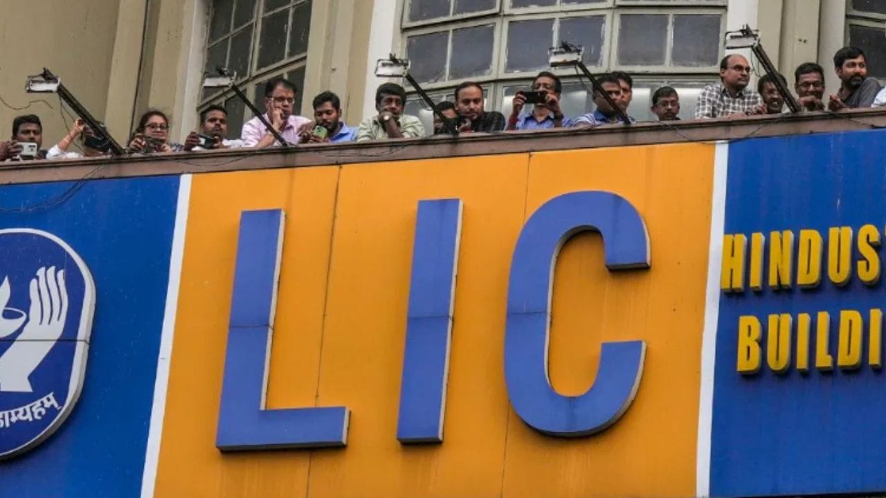 সবাই এই বোনাস শেয়ারের সুবিধা পাবেন না। রেকর্ড ডেটের আগে LIC-শেয়ার থাকবে যাঁদের কাছে, তাঁরাই এই অতিরিক্ত শেয়ার পেতে পারেন। তবে এখনও সংস্থার তরফে রেকর্ড ডেট ঘোষণা করা হয়নি।