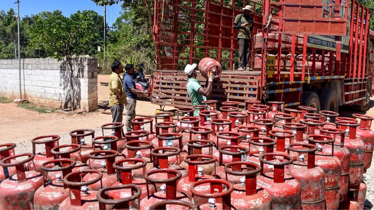 মধ্য প্রাচ্য়ের সঙ্কটে আপাতত ইতি। দুই সপ্তাহের যুদ্ধবিরতি ঘোষণা করেছে ইরান-আমেরিকা। এই যুদ্ধের জেরেই বিশ্ব জুড়ে এলপিজি ও তেলের দাম অনেকটা বেড়েছিল। যুদ্ধ তো আপাতত থামছে, ভারতে কি এলপিজি সঙ্কট মিটবে?  