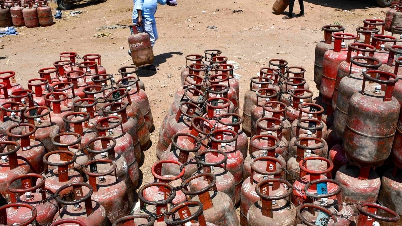  নতুন ফর্মুলায় এই সেক্টরগুলিতে মার্চ মাসের আগে অর্থাৎ ইরান-আমেরিকা যুদ্ধ ও এলপিজি সঙ্কট শুরু হওয়ার আগে যে পরিমাণ এলপিজি গ্রহণ করা হত, বর্তমানে তার ৭০ শতাংশ পর্যন্ত সরবরাহ করা হবে। গোটা সেক্টরের জন্য দৈনিক ২০০ মেট্রিক টন বরাদ্দ করা হয়েছে। 