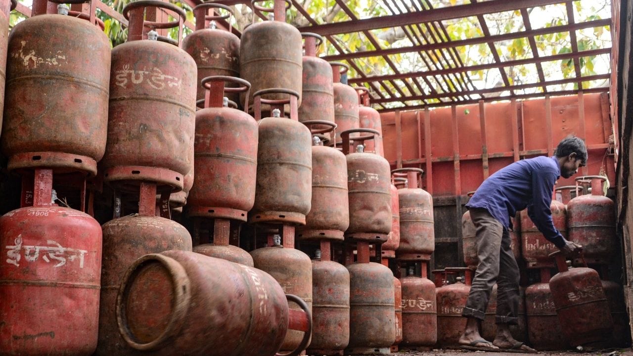 এলপিজি সঙ্কটের আবহে ভারত সরকার বড় ঘোষণা করল। এলপিজির নতুন বরাদ্দ ঘোষণা করা হয়েছে। কারা এবার থেকে আগে এলপিজি সিলিন্ডার পাবেন? 