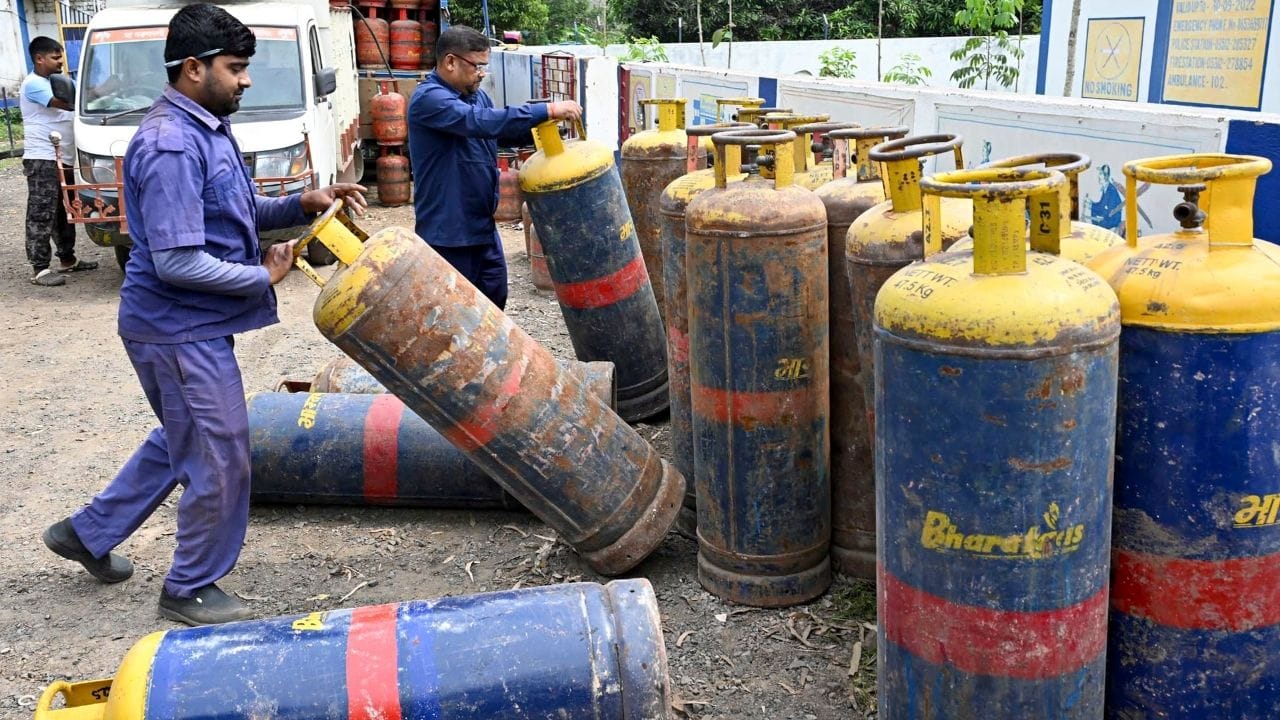 কেন্দ্রীয় পেট্রোলিয়াম ও প্রাকৃতিক গ্যাস মন্ত্রকের তরফে জানানো হয়েছে, ফার্মাসিউটিক্যাল, খাবার, ফুড প্রসেসিং, পলিমার, প্য়াকেজিং, পেইন্ট, স্টিল, সেরামিক, গ্লাস ও কৃষিক্ষেত্রে ব্যবহারের জন্য বেশি করে এলপিজি বরাদ্দ করা হবে।  