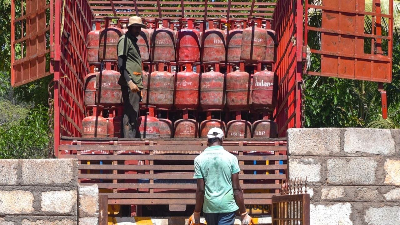দেশের আর্থিক স্থিতাবস্থা ও সরবরাহের চেইন বজায় রাখতে এই ক্ষেত্রগুলিকে অত্যাবশ্যকীয় (essential) বলে মনে করা হয়। তাই এই ক্ষেত্রগুলিতে যাতে কোনওভাবে এলপিজি সঙ্কট না তৈরি হয়, তার জন্য এখানে বাল্ক সাপ্লাই বা সরবরাহ করা হবে। 