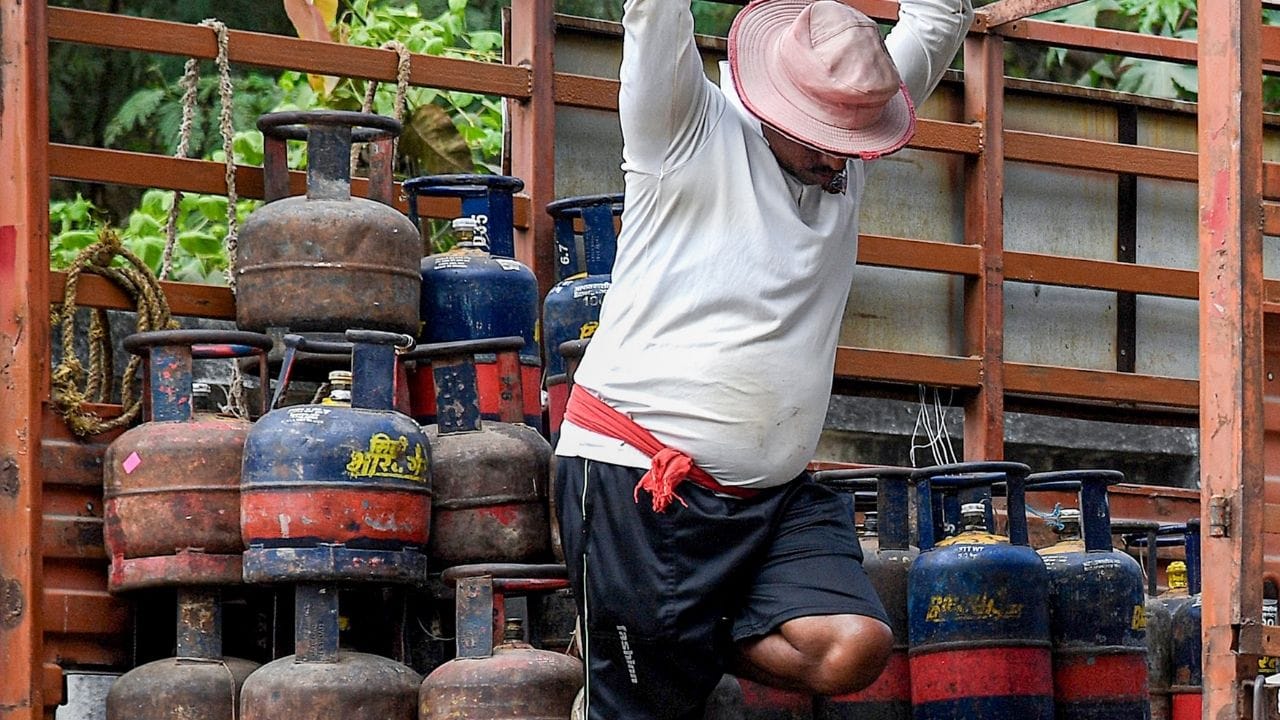 পরিযায়ী শ্রমিক থেকে শুরু করে পডুয়াদের জন্যও কেন্দ্র বড় পদক্ষেপ করেছে। ৫ কেজির এলপিজি সিলিন্ডার কেনার ক্ষেত্রে নিয়ম শিথিল করা হয়েছে। এবার থেকে শুধুমাত্র পরিচয়পত্র দিয়েই ৫ কেজির এলপিজি সিলিন্ডার কেনা যাবে। কোনও ঠিকানার প্রমাণ দিতে হবে না। কেন্দ্রের তথ্য অনুযায়ী, ২৩ মার্চ থেকে এখনও পর্যন্ত ৭.৮ লাখ ৫ কেজির এলপিজি সিলিন্ডার বিক্রি হয়েছে দেশজুড়ে। 