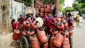সঙ্কট এখনও কাটেনি, কারা আগে LPG পাবে, বলে দিল কেন্দ্রীয় সরকার