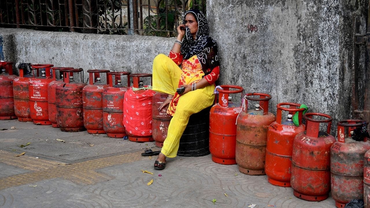 যে সমস্ত রাজ্যে পাইপড ন্যাচরাল গ্যাস বা পিএনজির পরিষেবা রয়েছে, সেখানে শিল্পাঞ্চলগুলিকে অয়েল মার্কেটিং সংস্থাগুলিতে রেজিস্টার করতে বলা হয়েছে নতুন সংযোগের জন্য। এলপিজি সঙ্কট দেখা দেওয়ার পর থেকে বিকল্প শক্তি, বিশেষ করে পিএনজি ব্যবহারের উপরে বিশেষ জোর দেওয়া হয়েছে। 