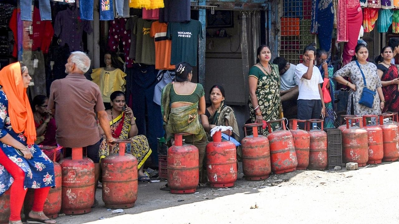 এবার পরিযায়ী শ্রমিক, দিনমজুর ও সাধারণ মানুষের জন্য বড় সিদ্ধান্ত নিল কেন্দ্র। ৫ কেজির এলপিজি সিলিন্ডার আরও উপলব্ধ করা হল। Image Credit: PTI