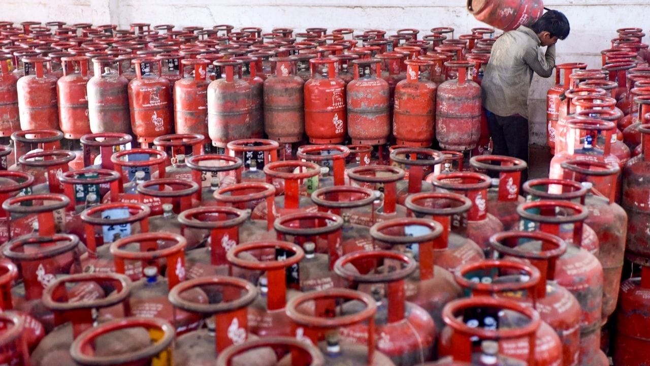 কেন্দ্রীয় সরকারের আশ্বাস, দেশে এলপিজির পর্যাপ্ত জোগান রয়েছে। হরমুজ প্রণালী দিয়ে ইতিমধ্যেই একাধিক এলপিজি বোঝাই জাহাজ এসে পৌঁছেছে। Image Credit: PTI