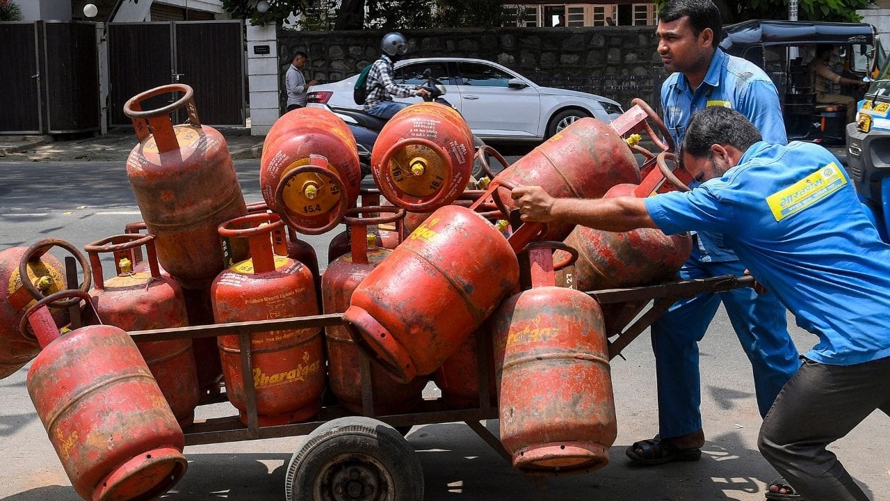 এতে দিনমজুর, পরিযায়ী শ্রমিক থেকে শুরু করে পড়ুয়াদের অনেকটাই সুবিধা হবে। স্থায়ী ঠিকানা না থাকায়, এতদিন গৃহস্থের বাড়িতে ব্যবহৃত ১৪.২ কেজির সিলিন্ডার পেতেন না এরা। Image Credit: PTI