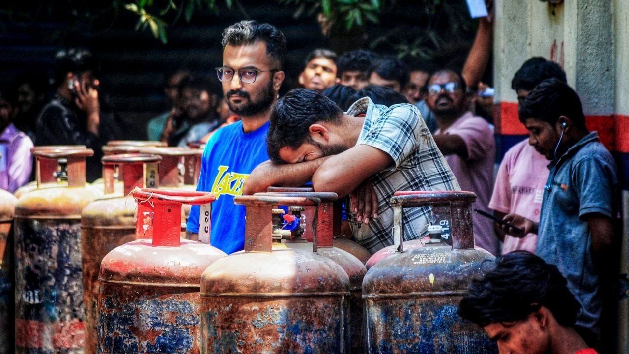 মধ্য প্রাচ্যের যুদ্ধের মাশুল গুনতে হচ্ছে আম জনতাকে। এলপিজি সঙ্কট চরমে। দাম বেড়েছে বাণিজ্যিক এলপিজি সিলিন্ডারের। Image Credit: PTI
