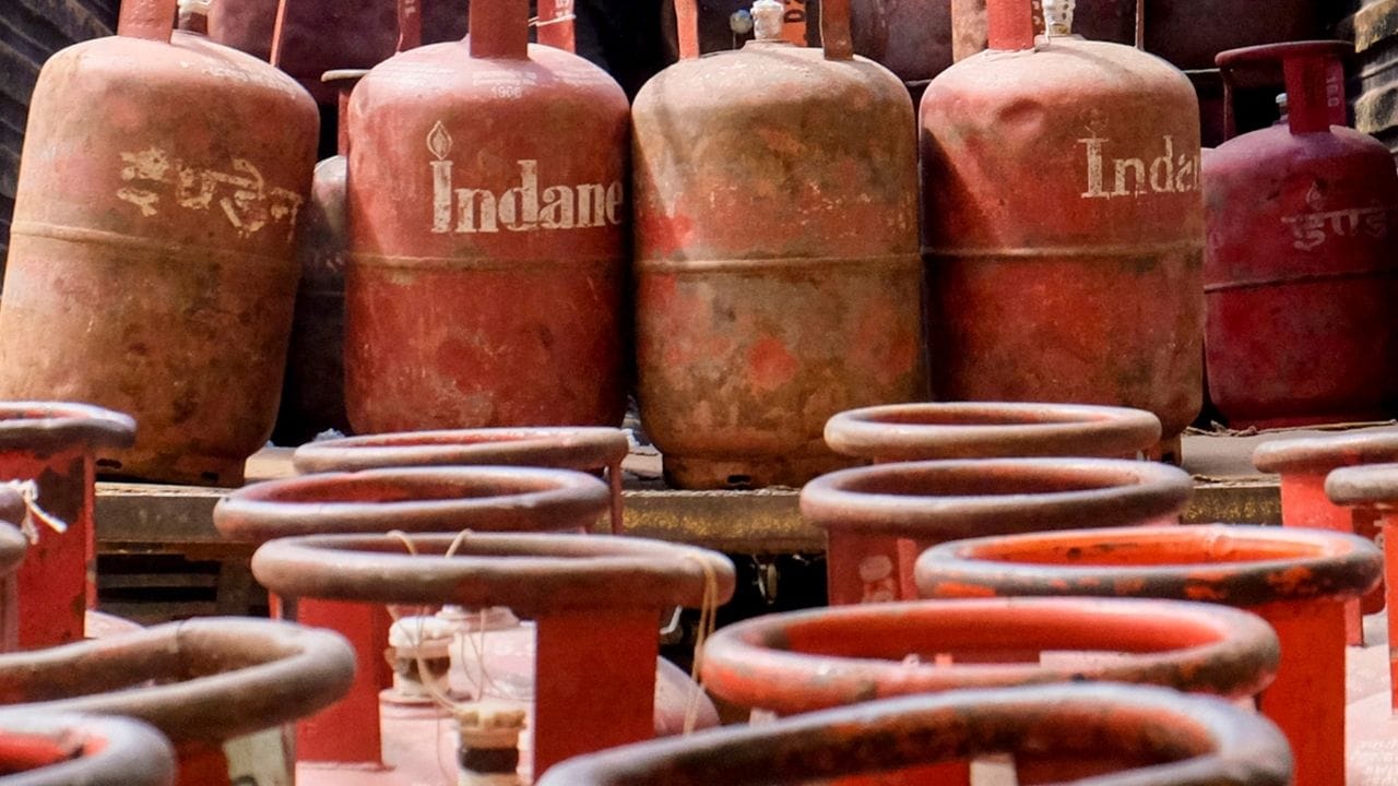  ১ এপ্রিল থেকে ৫ কেজির 'ছোটু'  এলপিজি সিলিন্ডারের দাম ৫১ টাকা বেড়েছে।  এর দাম এখন পড়ছে ৭০০ টাকার কাছাকাছি।   Image Credit: PTI