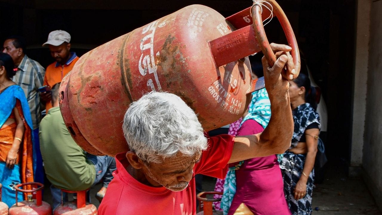 তবে এই ছোট সিলিন্ডার বাড়ির রান্নার জন্য ব্যবহার করা যাবে। বাণিজ্যিক ক্ষেত্রে ব্যবহার করা যাবে না ৫ কেজির এলপিজি সিলিন্ডার। Image Credit: PTI