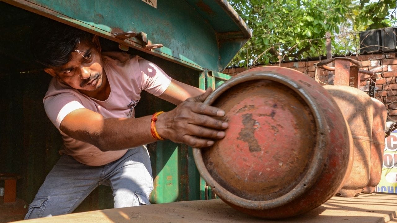 এবার ৫ কেজির সিলিন্ডার ব্যবহারে সেই সমস্যা রইল না। কাছের কোনও এলপিজি ডিস্ট্রিবিউটরের কাছে গিয়ে বৈধ পরিচয়পত্র দেখালেই ৫ কেজির সিলিন্ডার পাওয়া যাবে। Image Credit: PTI