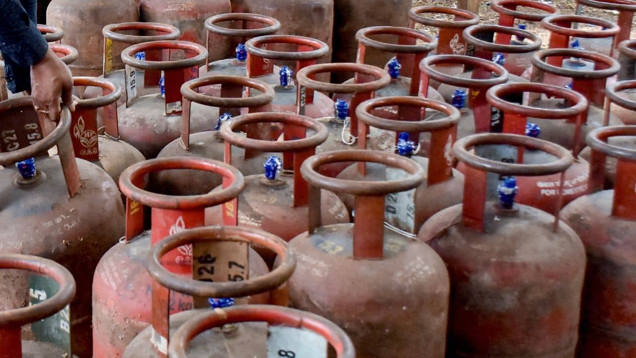Gas Cylinder Saving Tips: LPG সঙ্কট চরমে, কীভাবে ৪৫ দিন চালাবেন একটা গ্যাস? সহজ ট্রিক জেনে নিন