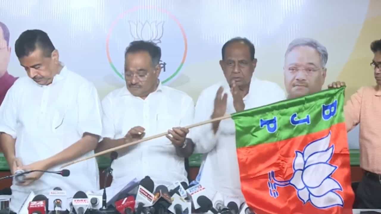 TMC MLA Joins BJP: নাম জড়িয়েছিল নিয়োগ মামলায়, ভোটের মুখে তৃণমূল ছেড়ে বিজেপিতে বিধায়ক TMC MLA Joins BJP: নাম জড়িয়েছিল নিয়োগ মামলায়, ভোটের মুখে তৃণমূল ছেড়ে বিজেপিতে বিধায়ক