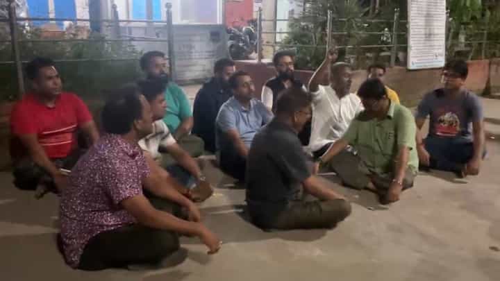 Howrah: মাঝরাতে কেন থানার সামনে বসে পড়লেন তৃণমূলকর্মীরা Howrah: মাঝরাতে কেন থানার সামনে বসে পড়লেন তৃণমূলকর্মীরা